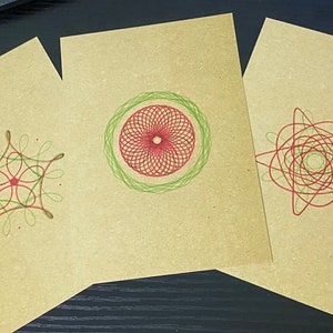 Trio van Spirograph groen en rood feestelijke handgemaakte ansichtkaarten op gerecyclede kaart - blanco op de achterkant voor uw boodschap