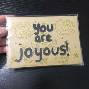 Conjunto de quatro cartões postais feitos à mão com frases inspiradoras em cartão reciclado - em branco no verso para sua mensagem