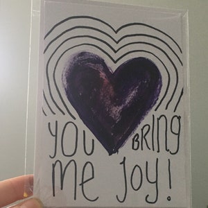 Púrpura "You Bring Me Joy" diseño del corazón (único en su tipo) tarjeta de felicitaciones hecha a mano A6 - en blanco en el interior para su mensaje