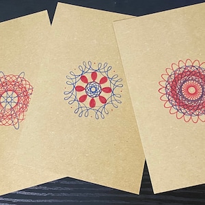 Trio van Spirograph rode en blauwe handgemaakte ansichtkaarten op gerecyclede kaart - leeg op de achterkant voor uw bericht