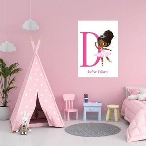 Puede incluir: Una tienda de campa&ntilde;a tipi de lunares rosa y blancos con un conejito de peluche en su interior. Un p&oacute;ster rosa y blanco con una ni&ntilde;a bailarina de dibujos animados y la letra D est&aacute; en la pared. El p&oacute;ster dice "D is for Diana".
