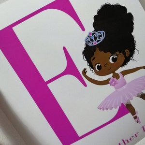 Puede incluir: Una letra E rosa con una bailarina de dibujos animados que lleva un tut&uacute; rosa y una corona. El texto "for Esther" est&aacute; en la parte inferior de la imagen.