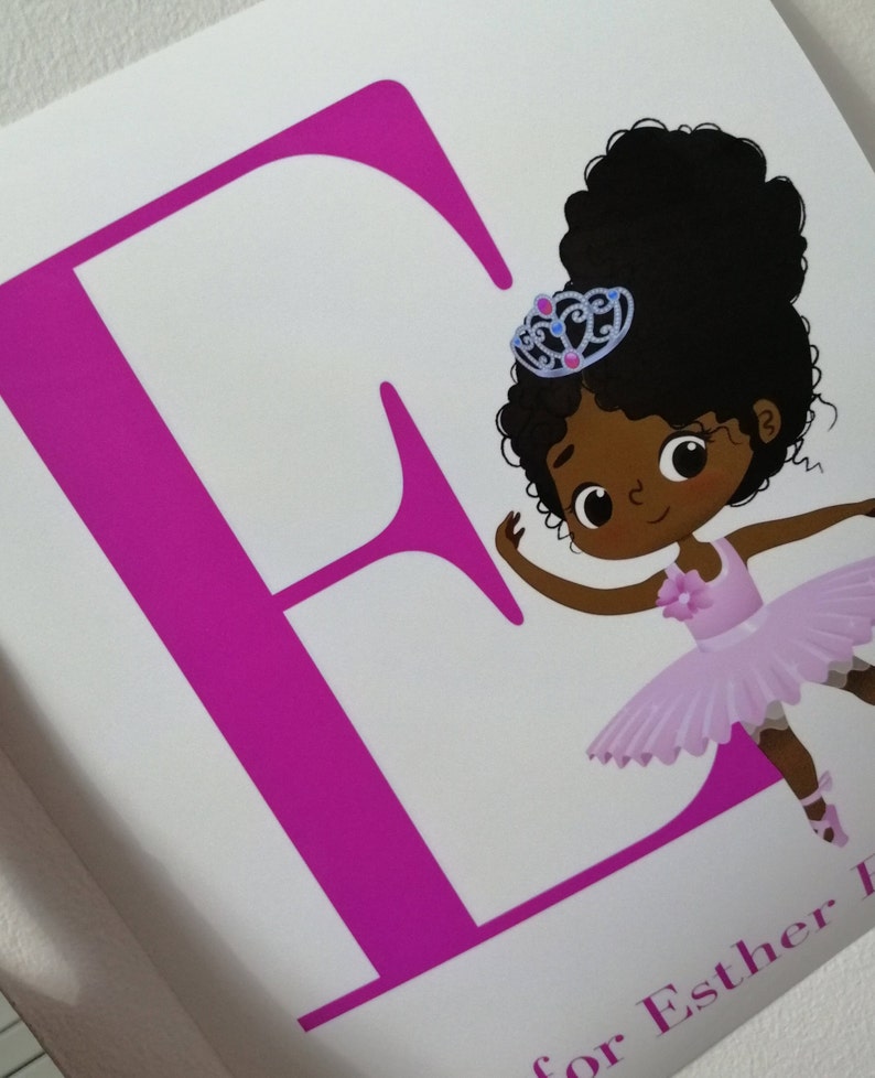 Puede incluir: Una letra E rosa con una bailarina de dibujos animados que lleva un tut&uacute; rosa y una corona. El texto "for Esther" est&aacute; en la parte inferior de la imagen.