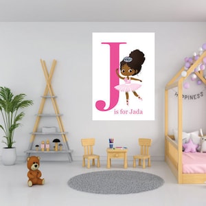 Puede incluir: Letra J rosa con una ni&ntilde;a bailarina en un tut&uacute; rosa y una corona. El texto debajo de la letra dice "is for Jada".