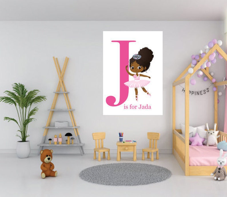 Puede incluir: Letra J rosa con una ni&ntilde;a bailarina en un tut&uacute; rosa y una corona. El texto debajo de la letra dice "is for Jada".