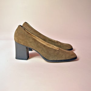 vintage 90s suede heels minimalist olive green black wood stack heel 1990s Nine West neutral minimalism chic shoes 8 8.5 image 9