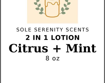 Puede incluir: Una etiqueta de producto rectangular blanca para Sole Serenity Scents 2 in 1 Lotion Citrus + Mint 227g. La etiqueta presenta un gráfico de una vela encendida rodeada por una corona de hojas verdes, con el texto Handmade San Diego, CA.