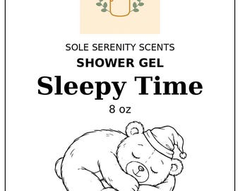 Puede incluir: Una etiqueta blanca para el gel de ducha Sleepy Time de Sole Serenity Scents, 227 gramos. La etiqueta presenta un gráfico de una vela encendida en una corona, texto y un dibujo lineal en blanco y negro de un oso durmiendo con un gorro de dormir.
