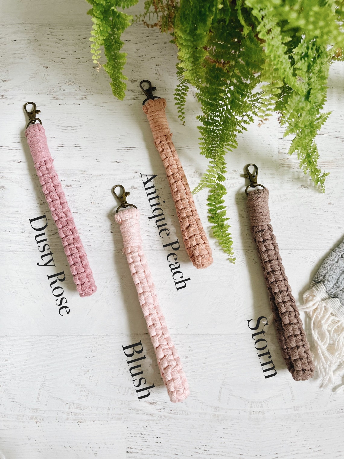 PATIKIL Pulsera De Llavero De Macramé Boho, Llavero De Muñeca Hecho A