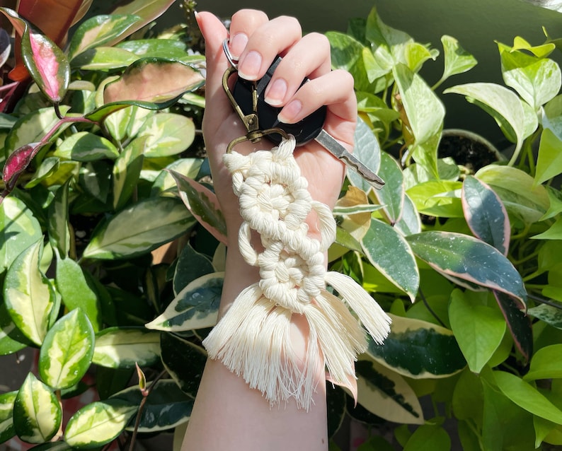 Steg för steg makraményckelrings-DIY-mönster för nybörjare bild 5
