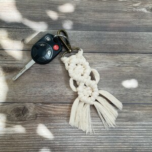 Steg för steg makraményckelrings-DIY-mönster för nybörjare bild 6