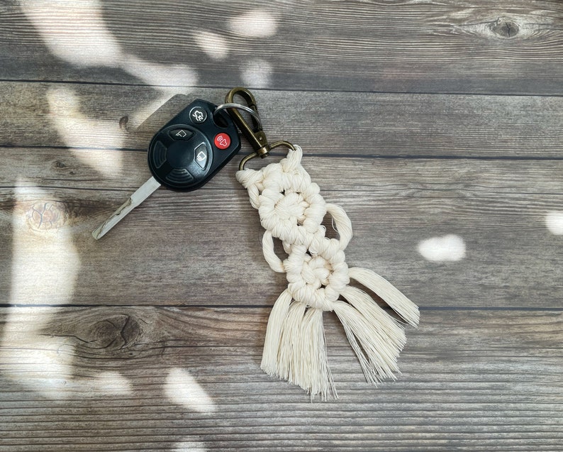 Steg för steg makraményckelrings-DIY-mönster för nybörjare bild 6
