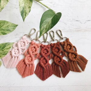 Steg för steg makraményckelrings-DIY-mönster för nybörjare bild 9
