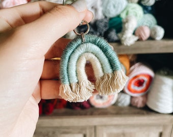 Makramé Regnbågsnyckelring, Boho Regnbågsnyckelring, Mini Regnbåge, Anpassningsbar Namn- eller Stjärnteckennyckelring, Flera Färger