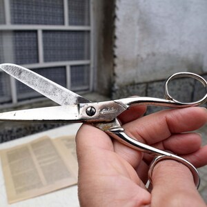 Vintages ciseaux Micheline avec protège-lame en étui en cuir repoussé, Antique ciseaux, ciseaux de tailleur, ciseaux, en acier inoxydable
