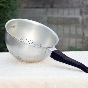 Vintage aluminum colander, Aluminum strainer, Cottage strainer, Kitchen strainer, Bowl colander, Food colander, Sieve