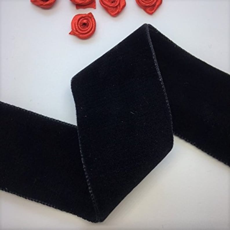 Puede incluir: Cinta de terciopelo negro, una tela suave y lujosa, perfecta para agregar un toque de elegancia a las manualidades, los regalos y la decoraci&oacute;n del hogar.