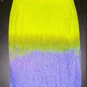 Könnte beinhalten: Ein gelber und blauer Ombre-Fransenbesatz. Die Franse besteht aus dünnen Garnsträngen und ist etwa 2,5 cm breit.