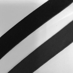 Pu&ograve; includere: Due passamanerie nere, una in velluto e una in raso, sono mostrate una accanto all'altra su uno sfondo bianco.