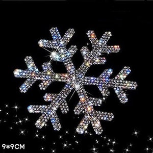 Peut inclure: Une grande applique en strass en forme de flocon de neige argenté, mesurant 9 centimètres sur 9 centimètres. Le flocon de neige est composé de nombreux petits strass scintillants.