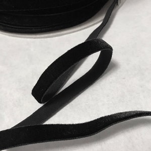 Pu&ograve; includere: Nastro di velluto nero, un bordo morbido e lussuoso per progetti di artigianato e cucito.