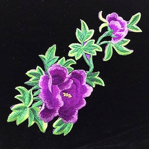 紫の花の刺繍アップリケパッチ：縫い付け/アイロン接着、DIYドレス