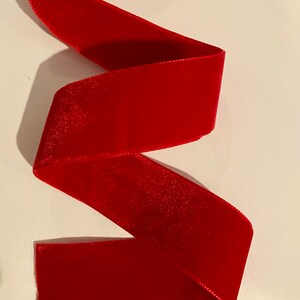 Puede incluir: Un rollo de cinta de terciopelo rojo. La cinta es suave y lujosa, perfecta para agregar un toque de elegancia a cualquier proyecto.