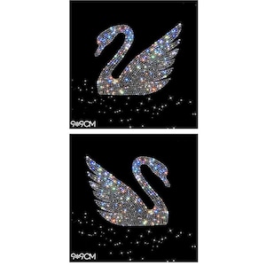 Könnte beinhalten: Zwei Bilder einer funkelnden silbernen Schwan-Strass-Applikation, jeweils 9 x 9 Zentimeter groß. Der Schwan befindet sich auf einem schwarzen Hintergrund mit einer Streuung kleinerer Strasssteine.