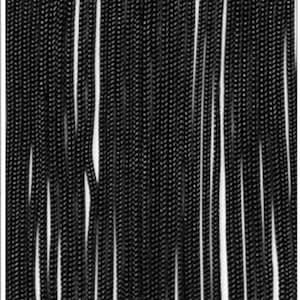Puede incluir: Borde de flecos negro con una textura fina y uniforme. Los flecos tienen aproximadamente 2,5 cm de largo.