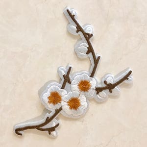 Pflaumenblüte Blume gestickt Applikation Patch Stickerei Applikation, haftendes Kopfschmuck Applikation, für DIY Kleid für Mode Eisen auf
