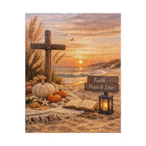 Puede incluir: Un rompecabezas que muestra una escena de playa al atardecer con una cruz de madera, calabazas, una estrella de mar, un libro abierto y un farol. Un letrero de madera muestra el texto Faith, Hope & Love. El fondo presenta olas y aves.