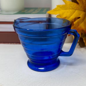Vintage Hazel Atlas Moderntone Ritz Blue Creamer, Kobalt Blue Depression Glass Creamer, Tasse mit Ausgießer, Blue Depression Glass 1936