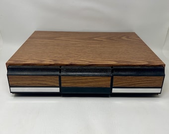 Organizador de cintas de casete vintage de 3 cajones con acabado imitación madera, estilo años 80, con capacidad para 42 cintas.