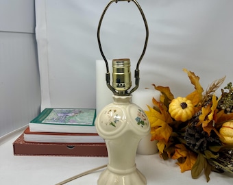 ヴィンテージの小さな白いセラミックテーブルランプ、青とピンクの花の転写装飾、かわいい小さなキッチンカウンターランプ、コテージコア