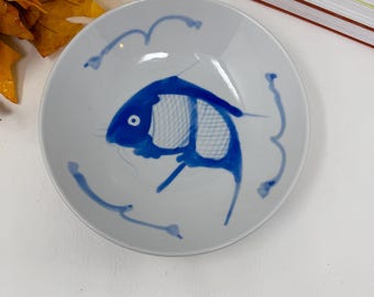 ヴィンテージ手描き鯉柄磁器ボウル 青と白の装飾皿 8インチ