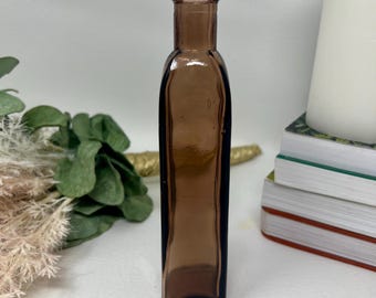 Bottiglia da farmacia vintage in vetro ambrato soffiato a mano con apertura per tappo di sughero.