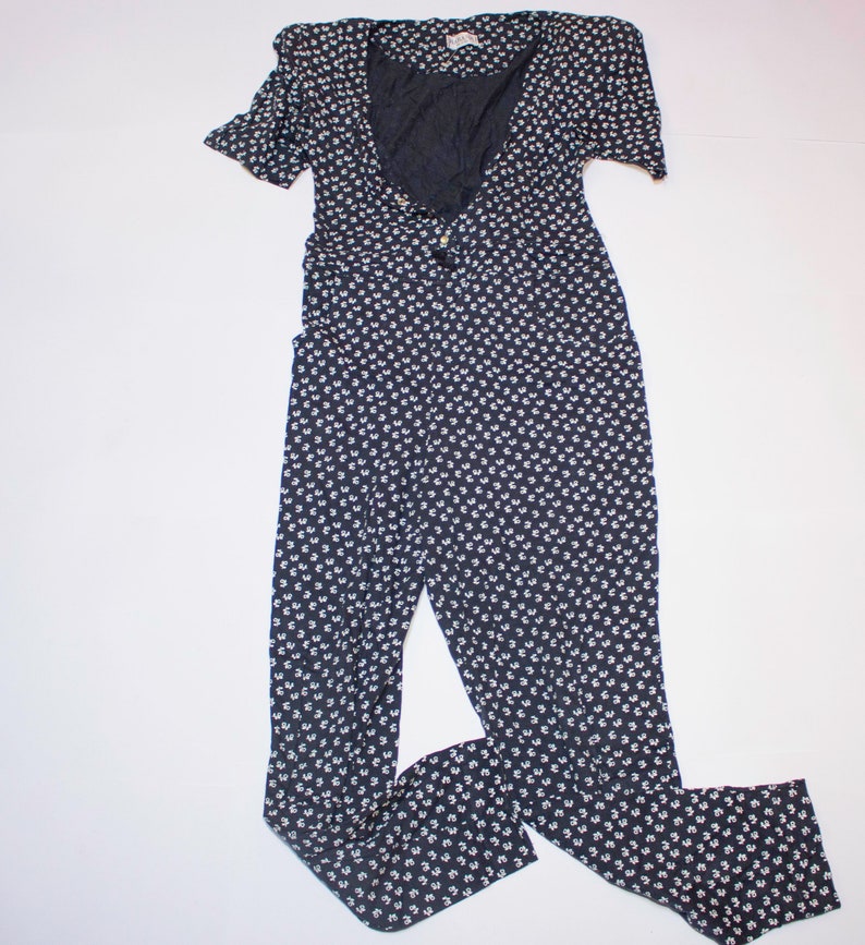 Blue long jumpsuit with 90s short-sleeved floral pattern