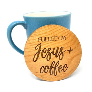 GEVOED DOOR Jezus + Koffie | Gegraveerde houten onderzetter set van 4 | Koffieliefhebbers onderzetters | Christelijke geschenken | Moederdag | Christelijk koffiedecor