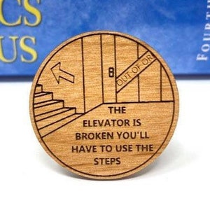 El ascensor está roto, tendrás que usar las escaleras - Moneda grabada en madera / Fichas AA / Regalos AA / Monedas de sobriedad de madera / Regalos sobrios 12 pasos