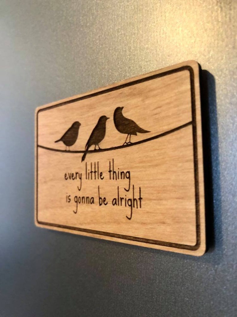 Puede incluir: Un letrero de madera con tres p&aacute;jaros posados en un alambre, y el texto "every little thing is gonna be alright".