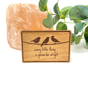 Puede incluir: Un letrero de madera con tres p&aacute;jaros posados en un alambre. El letrero dice "every little thing is gonna be alright".