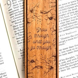 Marcapáginas grabado en madera: "Crece con lo que pasas" - Alderwood