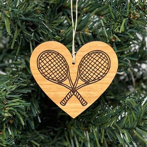 Gravierte Tennisschläger aus Birkenholz