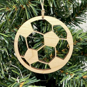 Fußball Christbaumschmuck! Fußballspieler Geschenk - Fußball Ornamente - Fußball Holzkunst - Fußball - Aim North Gravur