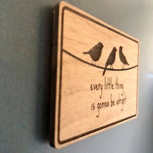 Puede incluir: Un letrero de madera con tres p&aacute;jaros posados en un alambre. El letrero dice "every little thing is gonna be alright".