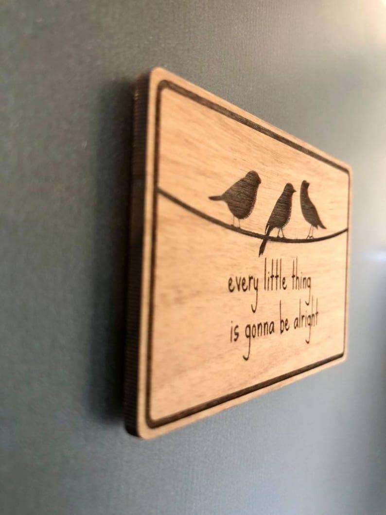 Puede incluir: Un letrero de madera con tres p&aacute;jaros posados en un alambre. El letrero dice "every little thing is gonna be alright".