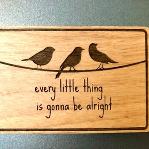 Bob Marley - Cada pequena coisa vai ficar bem IMÃ GRAVADO EM MADEIRA! Three Little Birds - Imã com citação - Placa com citação - Presentes Bob Marley