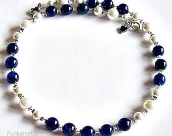 Halskette dunkelblau weiß Edelsteinkette Achat Edelsteinschmuck weiße Muschelkernperlen Edelsteinschmuck blau weiß Glitzer edel festlich