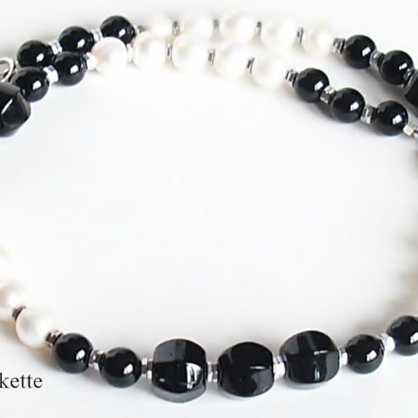 Edelsteinkette Onyx und Perlen,elegante Kette,Halskette schwarz weiß,eindrucksvolle Halskette,festlicher Edelsteinschmuck,modische Eleganz,