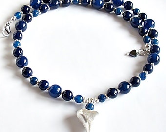Edelsteinkette Kette mit Anhänger Achatperlen blau Edelsteinschmuck versilbertes Herz elegante Halskette exklusives Design modisch glamourös
